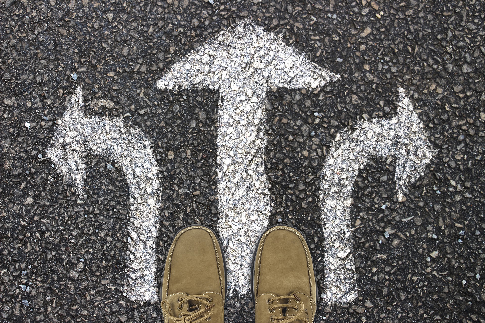 The prospective new hire must consider which direction they prefer: bulge bracket vs regional based firm.